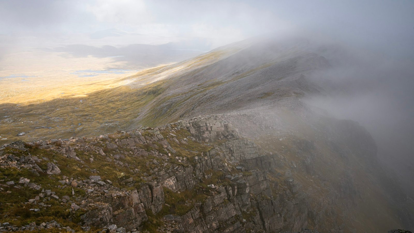 Valle de montaña con río al atardecer