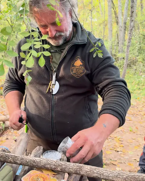 Lobo preparando yesca y una piedra de carburo en el taller del fuego