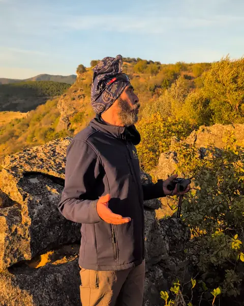 Instructor explicando el paisaje del cañón al atardecer